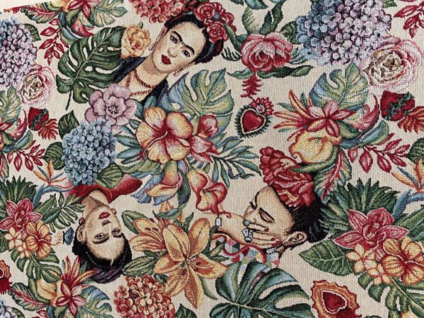 Gobelin med Frida Kahlo og blomster.