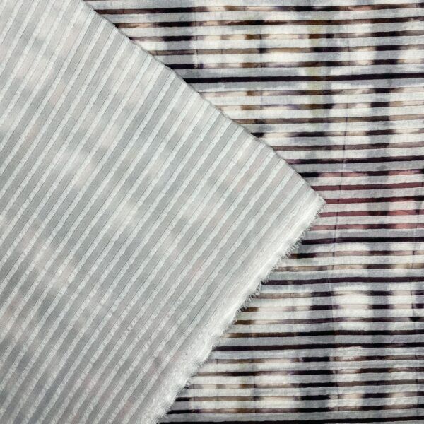 viskose polyester jersey hvide striber på batik baggrund